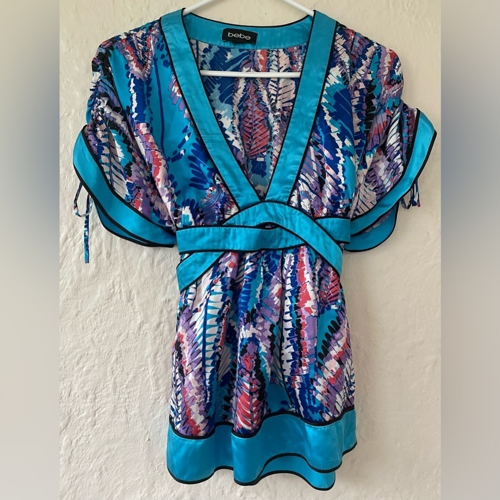 BEBE V-NECK MULTICOLOR BLUE BLOUSE, RUCHED SLEEVES ELASTIC TIE BACK 100% SILK;XS